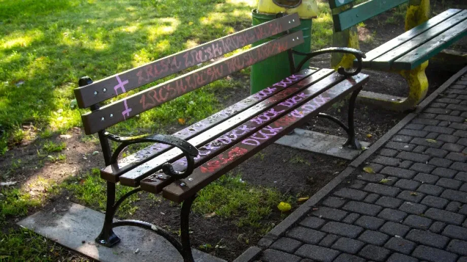 Dewastacja nowych ławek w ostrowskim parku nad stawem