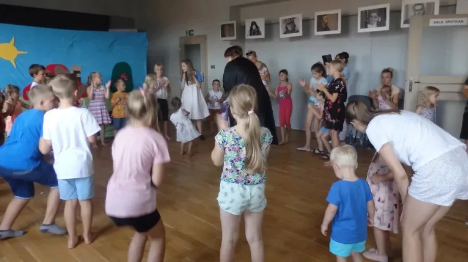 Aktorzy Teatru Maska z Krakowa w Bibliotece Publicznej Gminy Andrzejewo 
