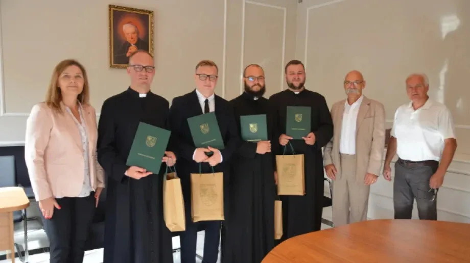 Wręczenie aktów mianowania nauczycielom z powiatu ostrowskiego 
