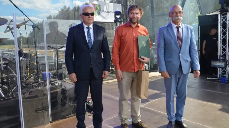 Artysta z powiatu ostrowskiego został nagrodzony