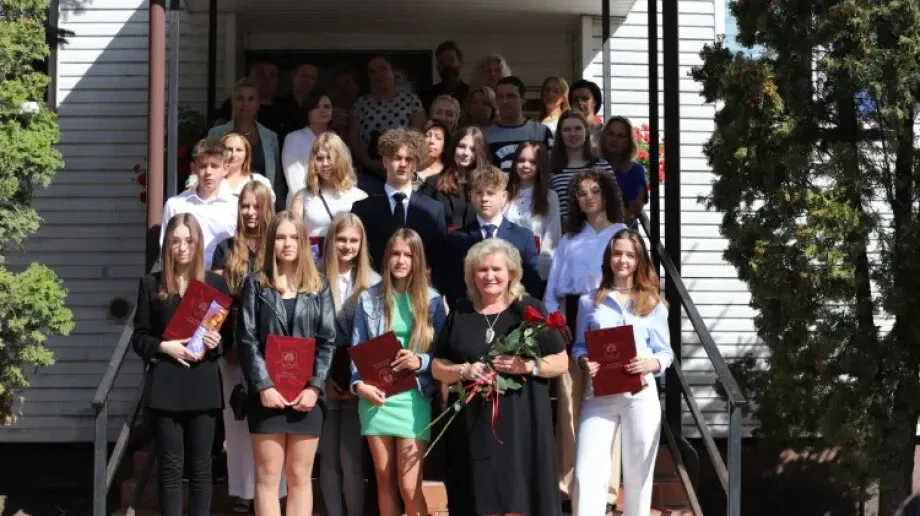 Wójt gminy Małkinia Górna nagrodziła najlepszych uczniów