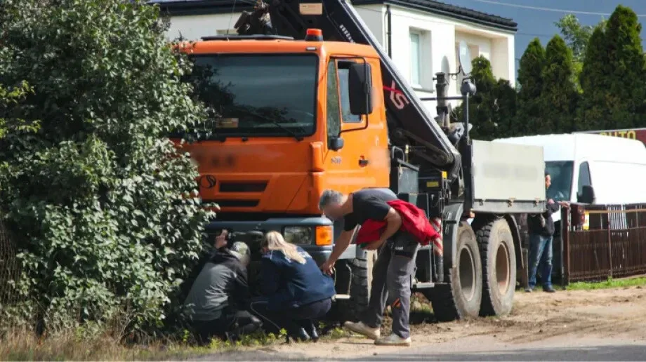Samochód ciężarowy spowodował zdarzenie drogowe wjeżdżając w ogrodzenie