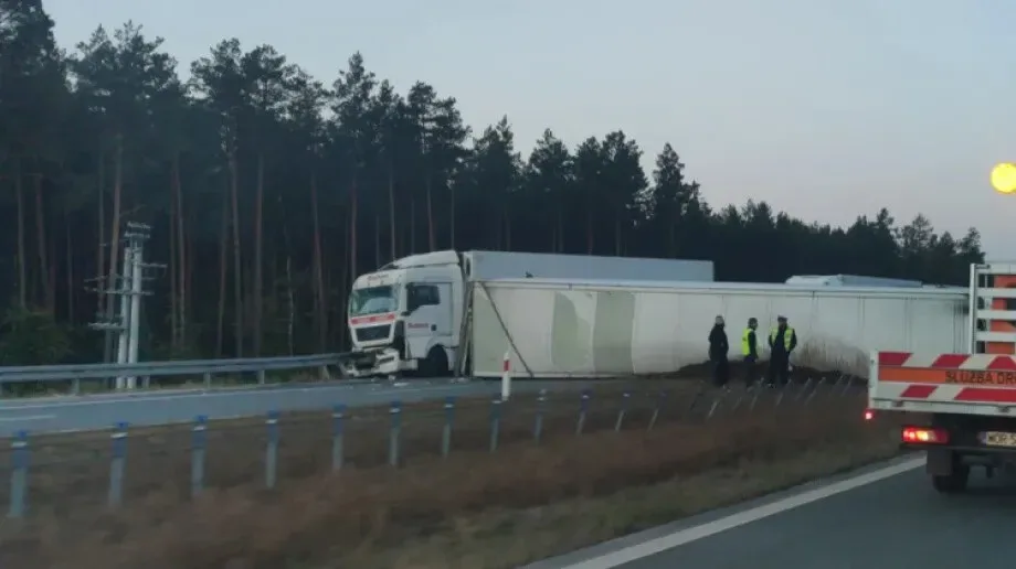 Zdarzenie drogowe na s8. W przewróconego tira uderzyła osobówka 