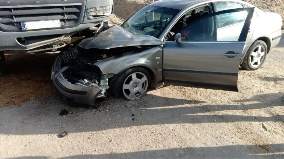 Kolizja samochodu ciężarowego z samochodem osobowym. Jedna osoba trafiła do szpitala