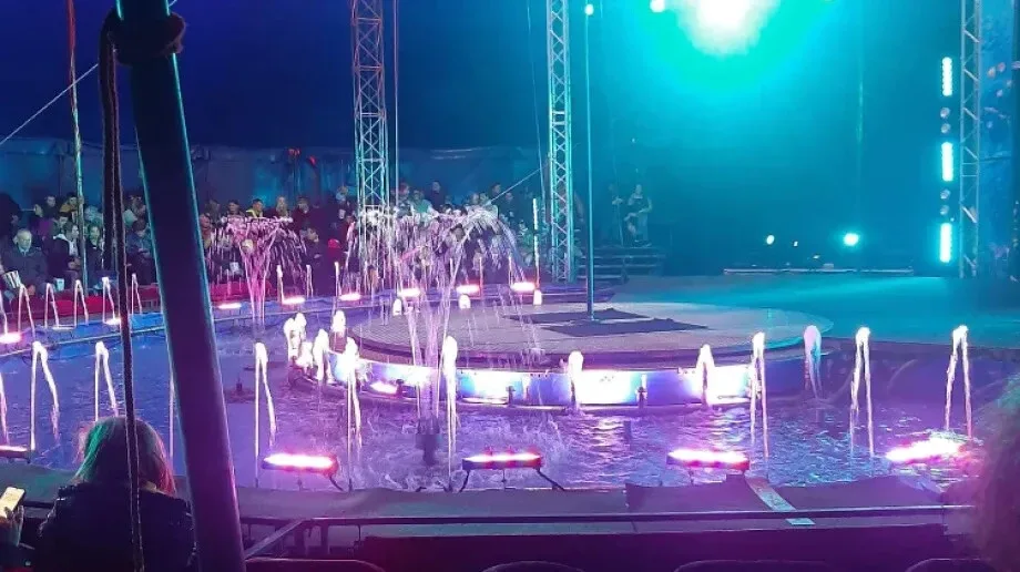 Mieszkańcy powiatu ostrowskiego obejrzeli niesamowite występy akrobatów cyrku na wodzie Waterland!