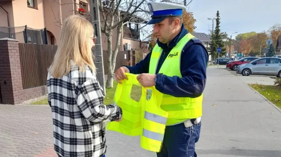 Ostrowscy policjanci rozdali mieszkańcom kamizelki i opaski odblaskowe