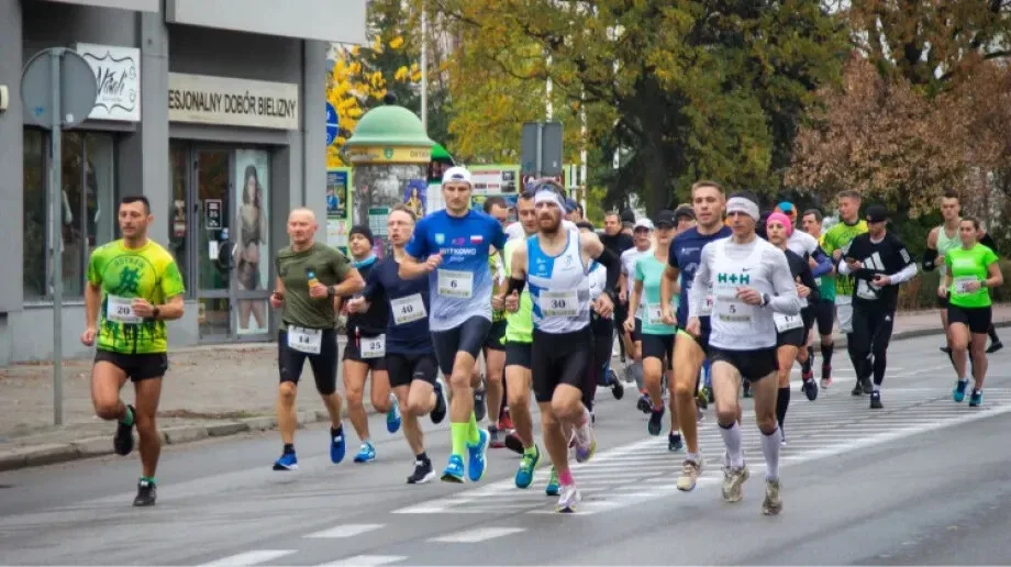 Zawodnicy pobiegli w Ostrowskim Półmaratonie (zdjęcia)