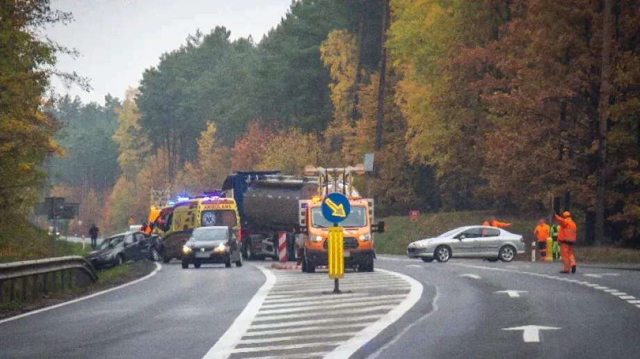 Zdarzenie drogowe z udziałem samochodu ciężarowego i osobówki (zdjęcia)