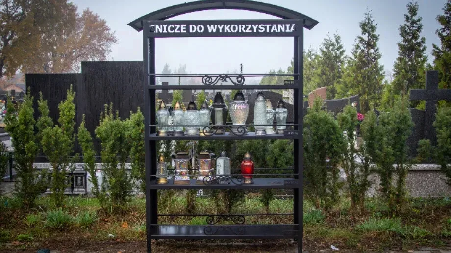 Regały na znicze do wykorzystania na cmentarzach w Ostrowi Mazowieckiej