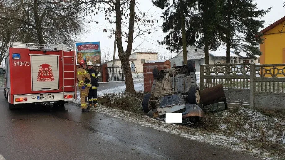 Zderzenie dwóch pojazdów doprowadziło do dachowania