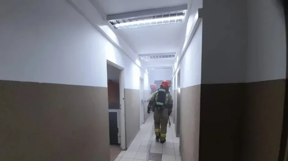 Ewakuacja osób z Komendy Powiatowej Policji w Ostrowi Mazowieckiej