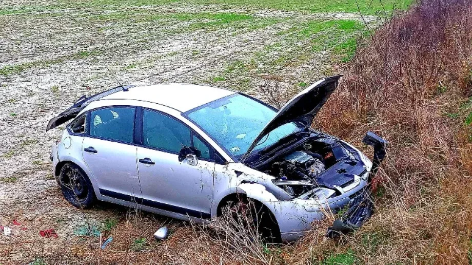 Citroen w przydrożnym rowie. Kobieta została przewieziona do szpitala