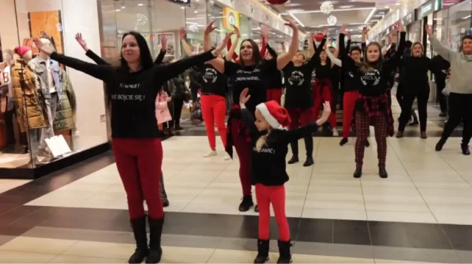 Świąteczny flash mob w Galerii Bursztynowej (wideo) 