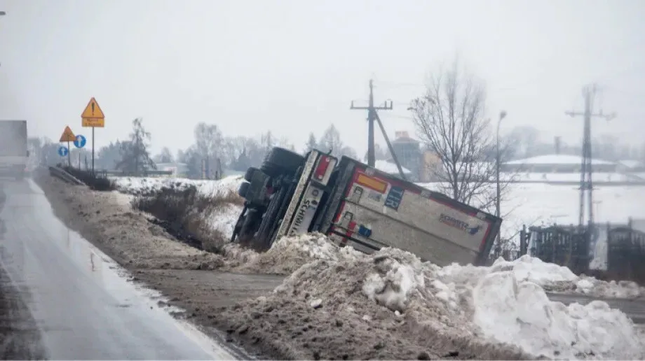 Samochód ciężarowy w rowie na ulicy Lubiejewskiej (zdjęcia)