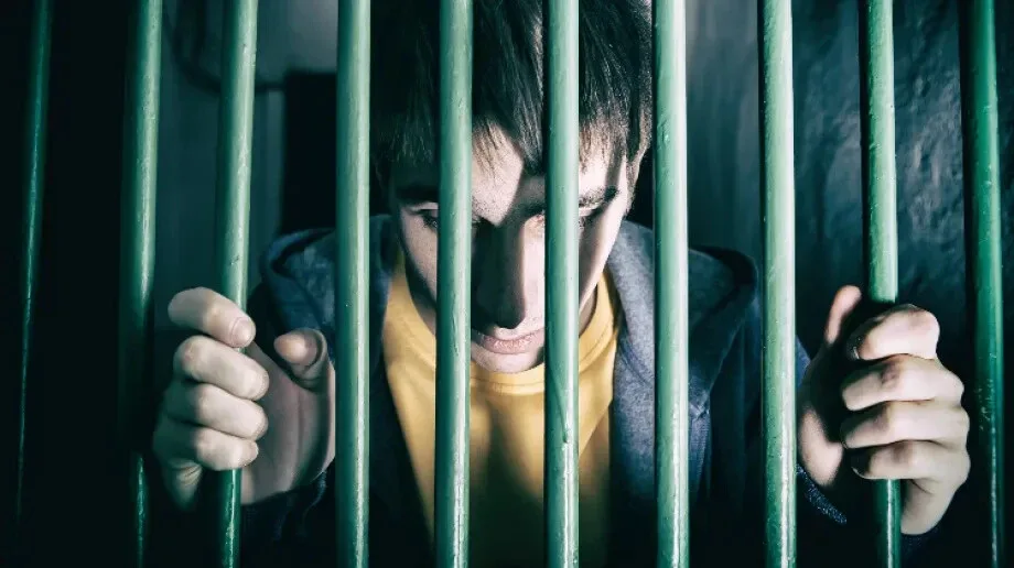 Uciekinierzy z prawem na karku: dwaj skazani mężczyźni zatrzymani przez policję w Małkini Górnej i Nurze