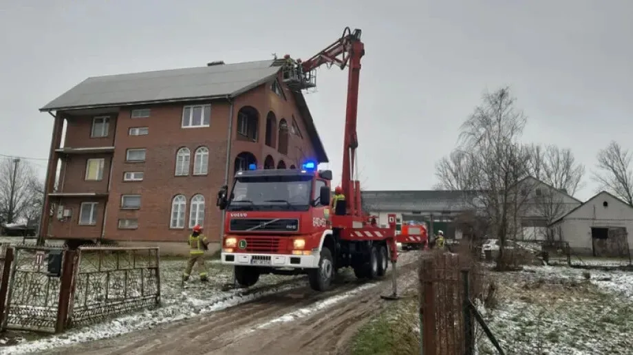 Silny wiatr zerwał dach budynku na terenie gminy Andrzejewo