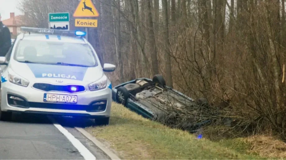 Dachowanie osobówki na terenie gminy Brok (zdjęcia)
