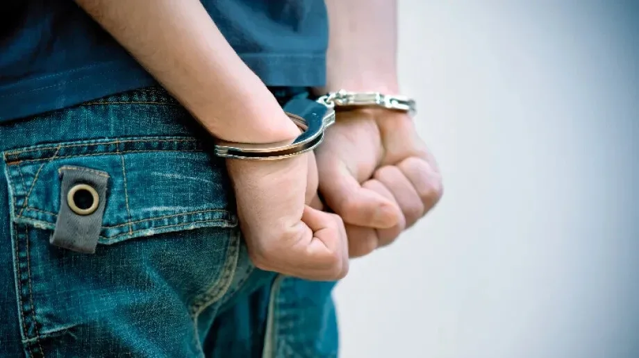 Policja zatrzymuje BMW i odnajduje poszukiwanego 17-latka