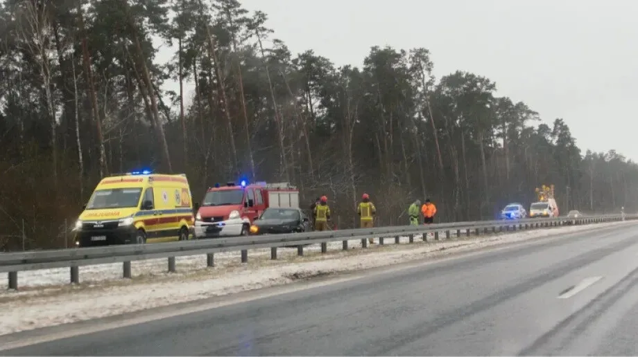 Mercedes uderzył w barierki na trasie S8. Kierująca trafiła do szpitala (zdjęcia)