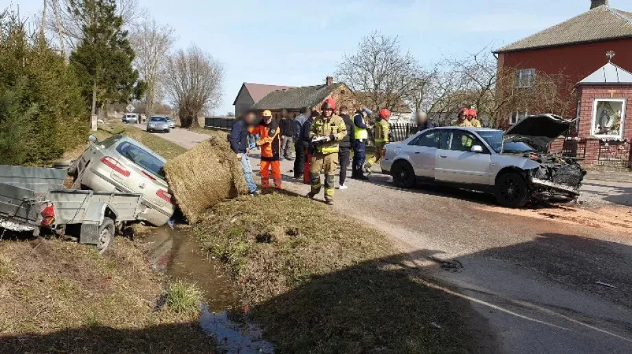 Dwie osoby trafiły do szpitala. Zderzenie dwóch samochodów w miejscowości Króle Małe
