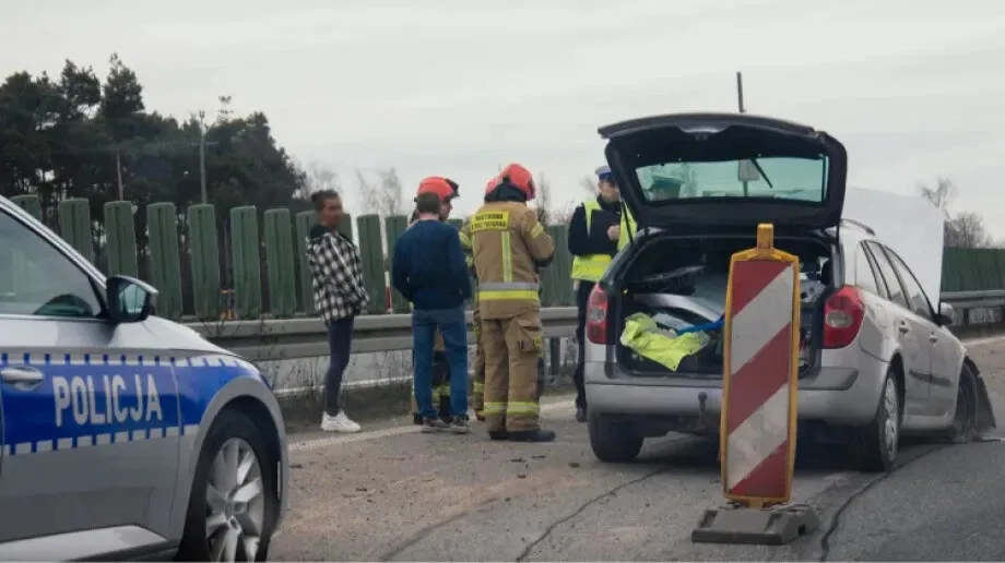 Samochód osobowy uderzył w barierki na trasie S8 (zdjęcia, aktualizacja)