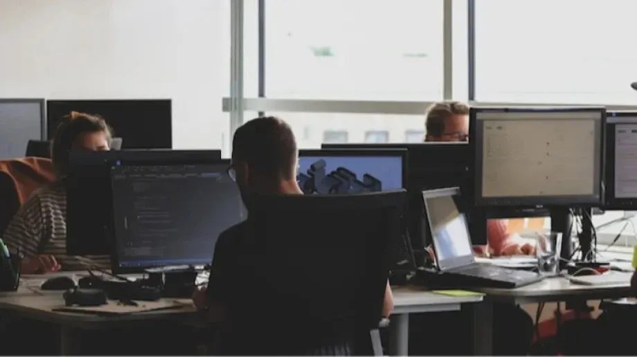 Skuteczne rozwiązania programistyczne z full-stack digital agency