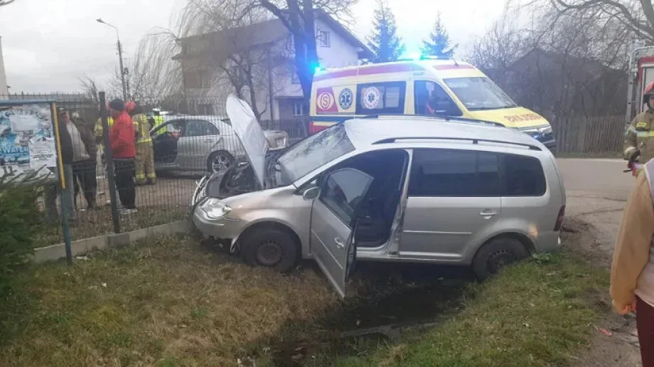 Volkswagen w rowie. Poszkodowany kierowca trafił do szpitala