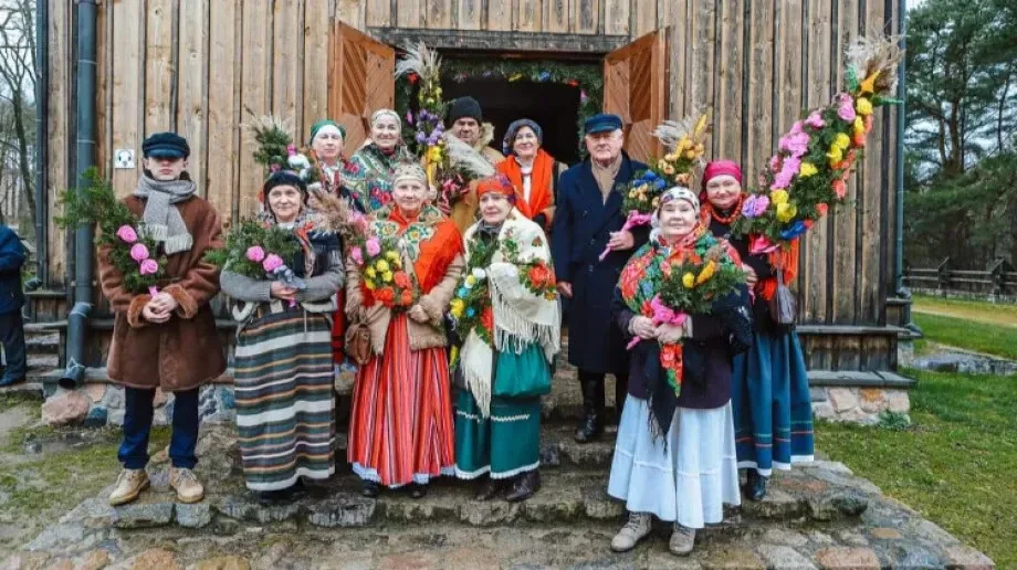 Co daje smaganie palmami?