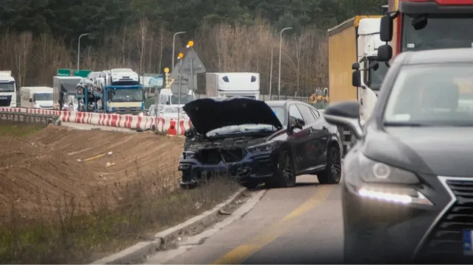 BMW zderzyło się z ciężarówką! Utrudnienia na trasie S8 w kierunku Białegostoku