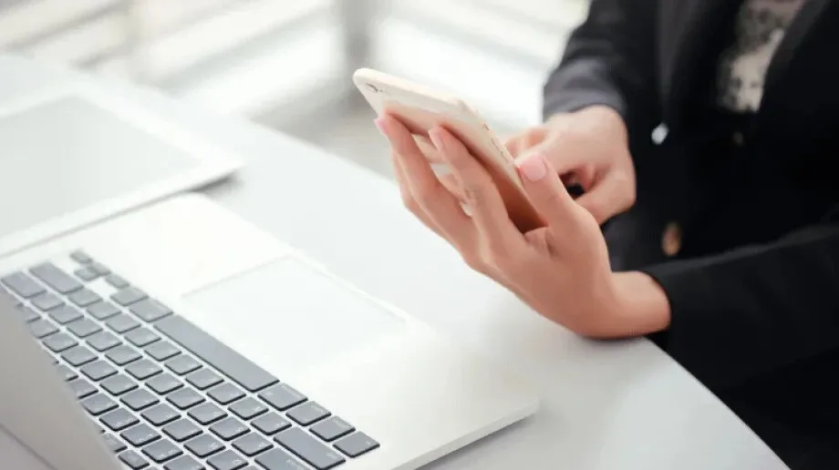 Jak cyberprzestępcy wykorzystują presję i zagrożenie?