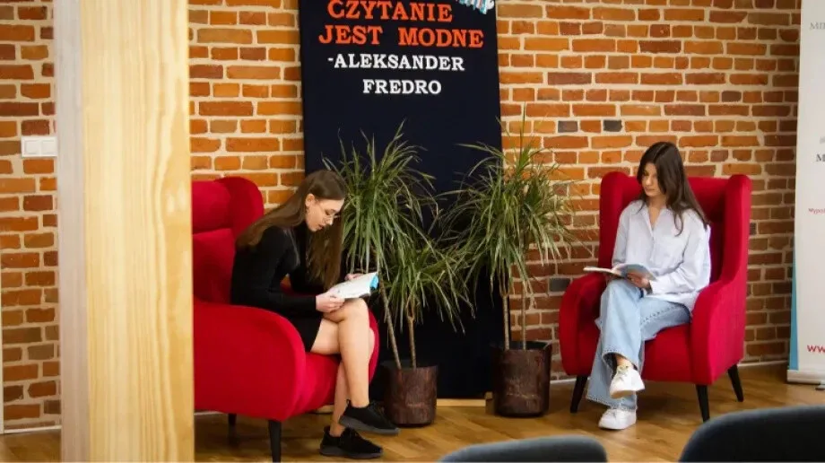 Młodzież i dorośli czytają teksty Aleksandra Fredry (zdjęcia, wideo)