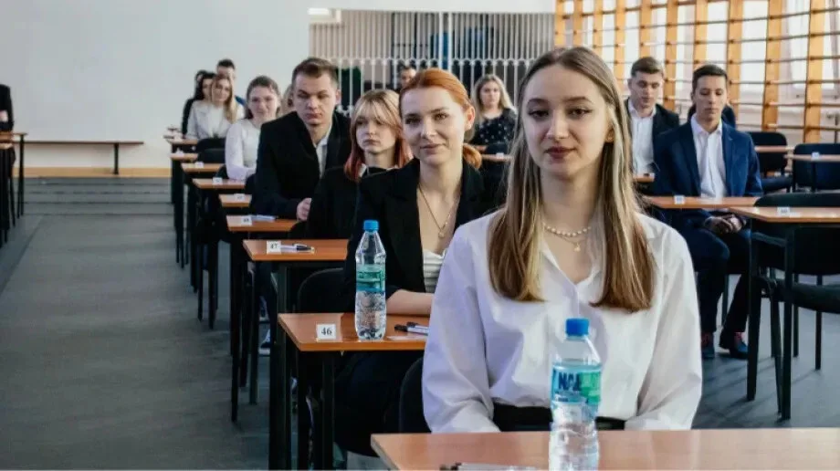 Maturzyści z ostrowskiego 'Rubinka' zdają język polski (zdjęcia)
