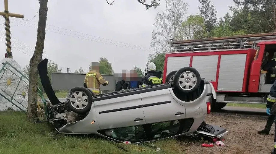 Dramatyczny wypadek w Jeleniach! Nietrzeźwy kierowca dachował