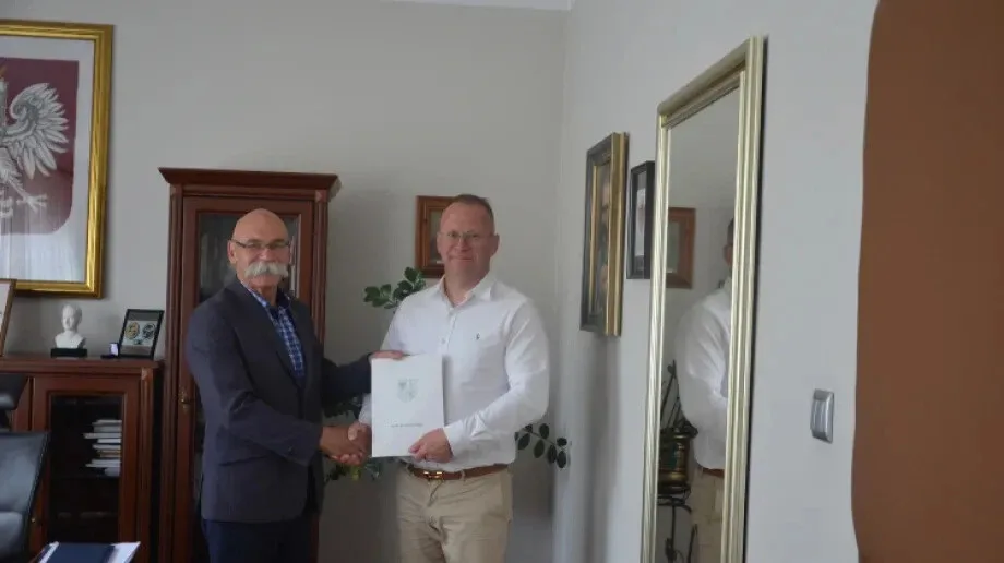 Rozwój infrastruktury w powiecie ostrowskim. Umowa na rozbudowę drogi podpisana!