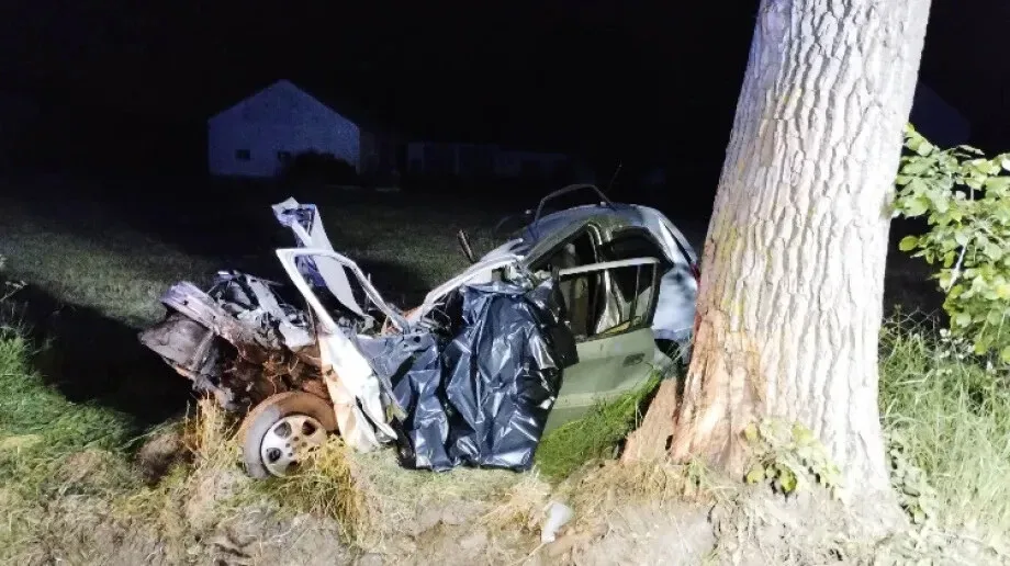 Dramatyczny nocny wypadek w Zarębach-Bolędach. Kierowca opla zginął na miejscu