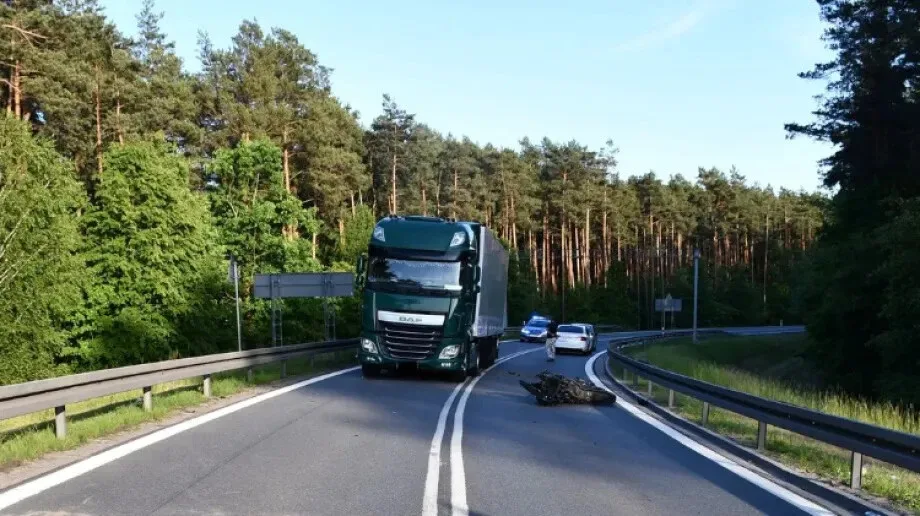 Motocyklista uderzył w ciężarówkę - Tragiczny skutek nieudanego manewru wyprzedzania