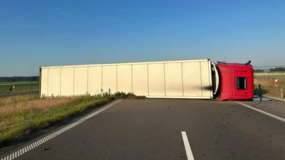 Przewrócona ciężarówka na S8 (zdjęcia) 