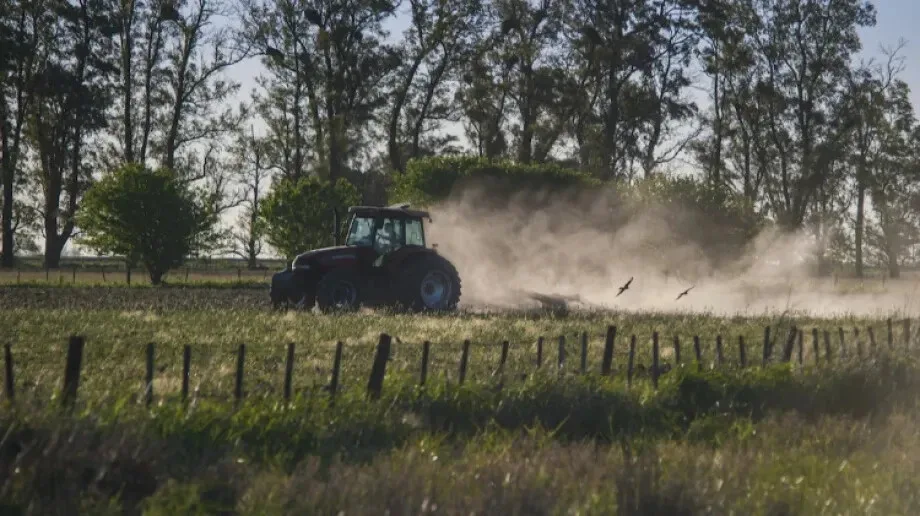 Traktor w rowie. Kierowca ukarany mandatem