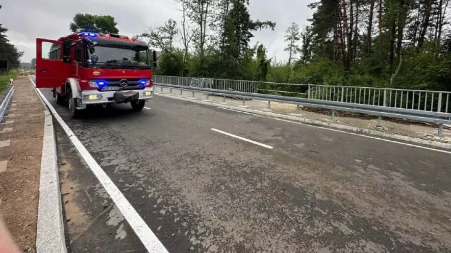 Strażacy OSP Nur usunęli powalone drzewo z drogi