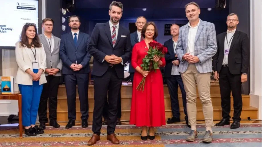 Muzeum Dom Rodziny Pileckich w Ostrowi Mazowieckiej zdobyło nagrodę im. Janusza Kurtyki w kategorii 'Innowacyjne formy edukacji historycznej' za wystawę multimedialną 'Proces. Zbrodnia sądowa'.