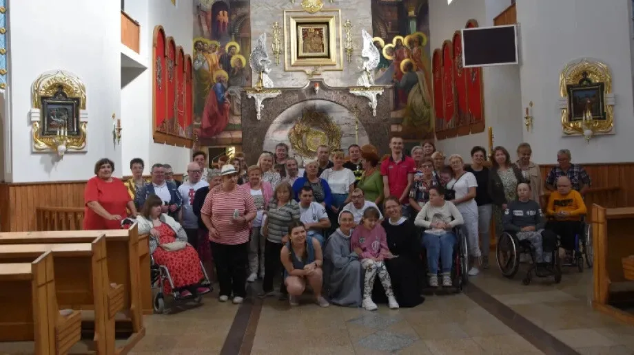 Członkowie stowarzyszenia 'Przystań' pielgrzymowali do Hodyszewa (zdjęcia)