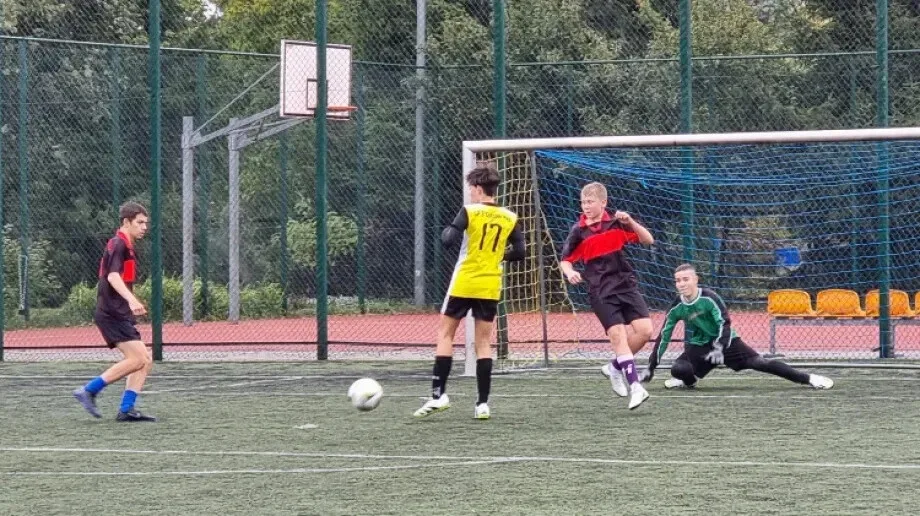 Młodzi adepci futbolu na ostrowskim Orliku (zdjęcia)