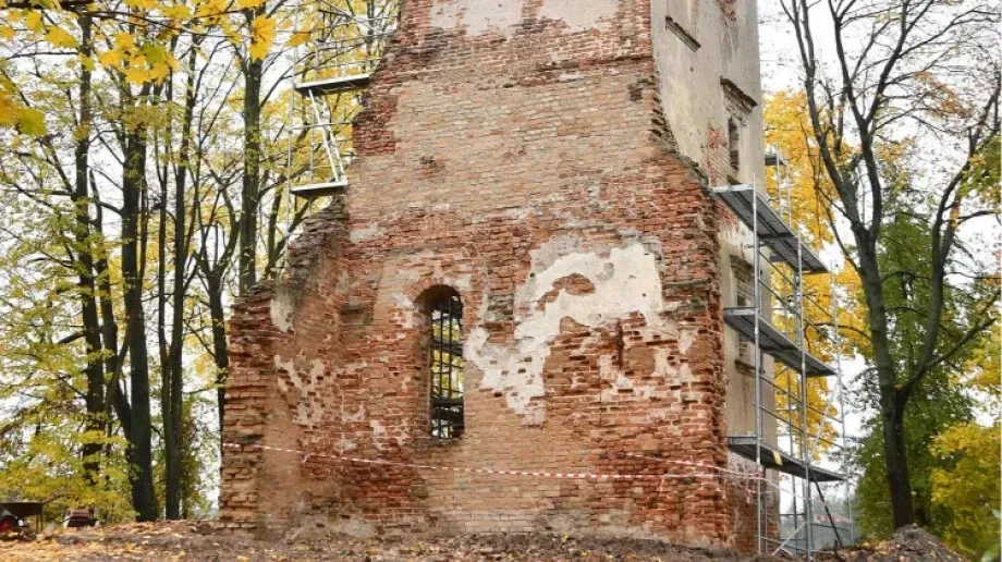 Prace konserwatorskie ruin pałacu w Broku (zdjęcia)