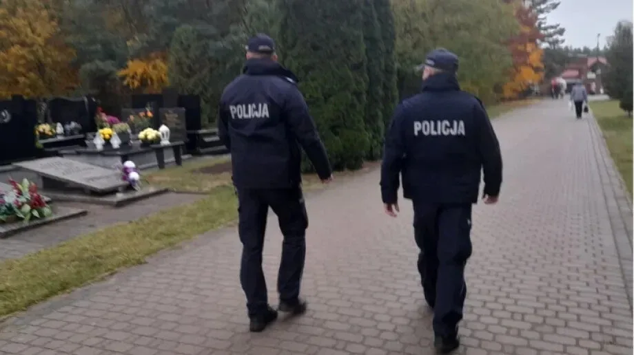  Ostrowscy policjanci patrolują cmentarze w trosce o bezpieczeństwo