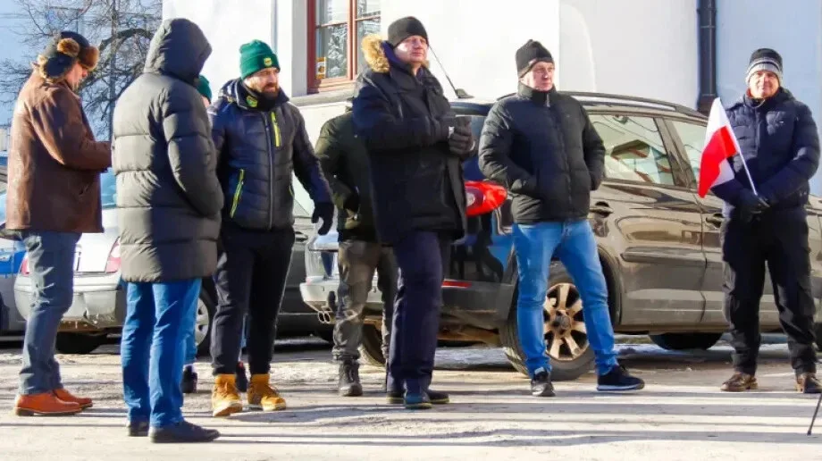 Burmistrz pod obstrzałem protestującego Milewskiego, kolejny protest przed miejskim ratuszem (zdjęcia)