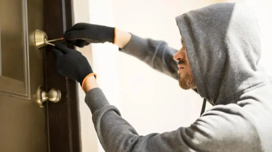 Policjanci ostrzegają: Włamywacze nie mają wakacji!