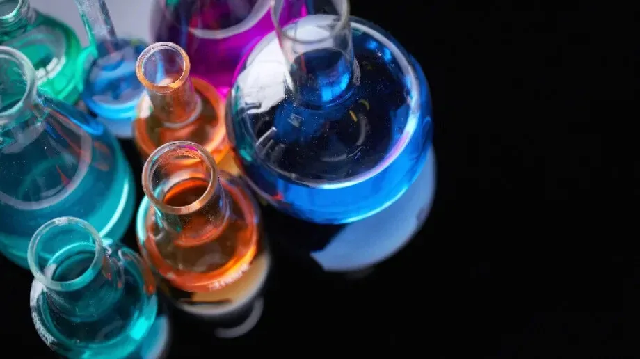 Kursy wakacyjne z chemii - opanuj materiał przed nowym rokiem szkolnym