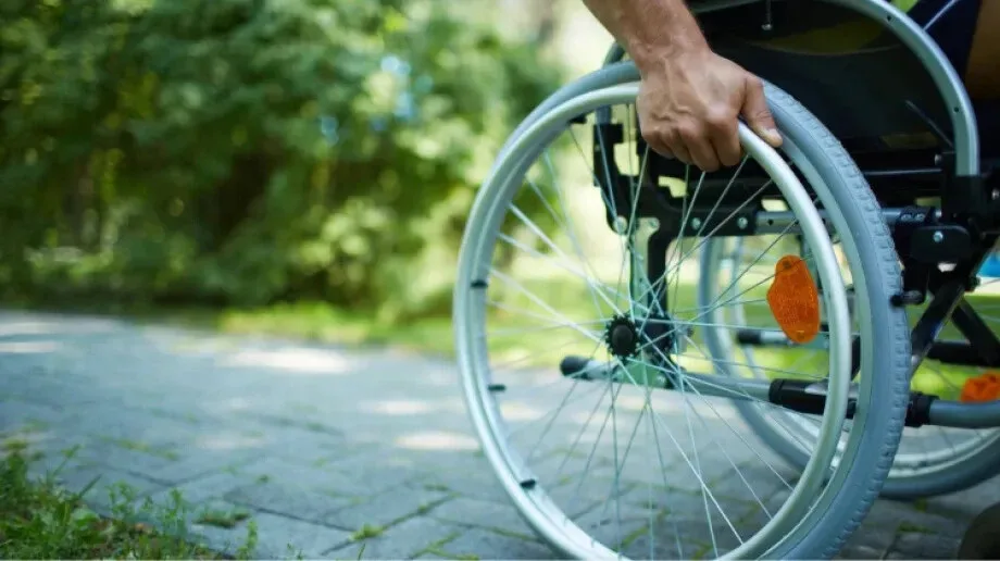 Ryzykowna podróż dla mężczyzny na wózku inwalidzkim. 31-latek został zatrzymany przez policję