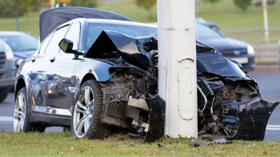 Mercedesem uderzył w betonowy słup 