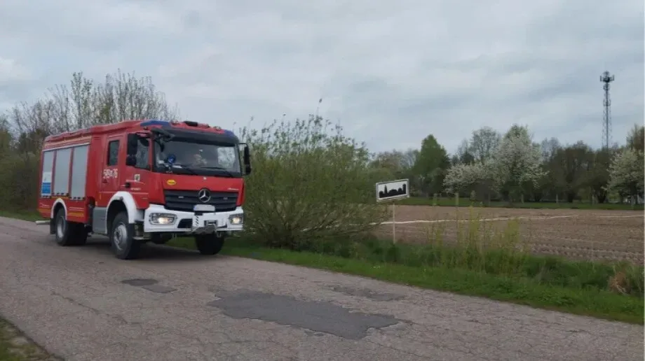 Strażacy w akcji gaśniczej. Pożar w Zarębach Kościelnych